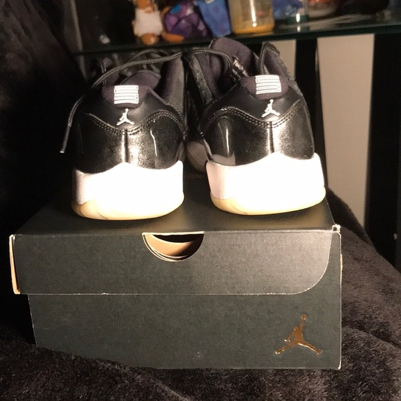 Jordan 11’s metallic silver size 5 in youth - Picture 3 of 4